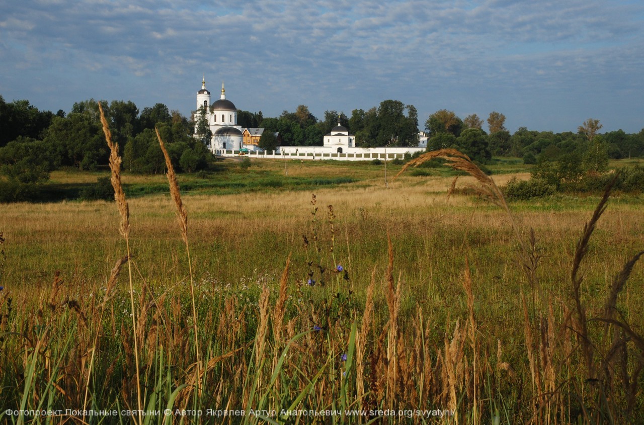 Август