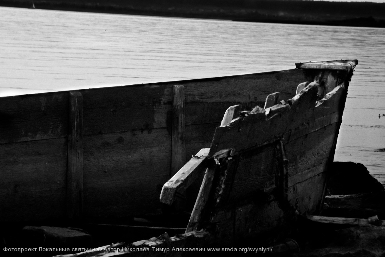 Одинокая старая лодка на берегу Камы