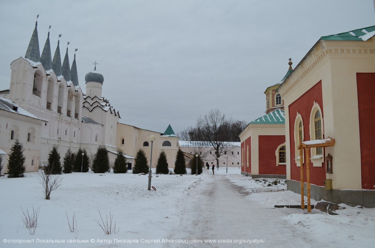 Монастырский двор