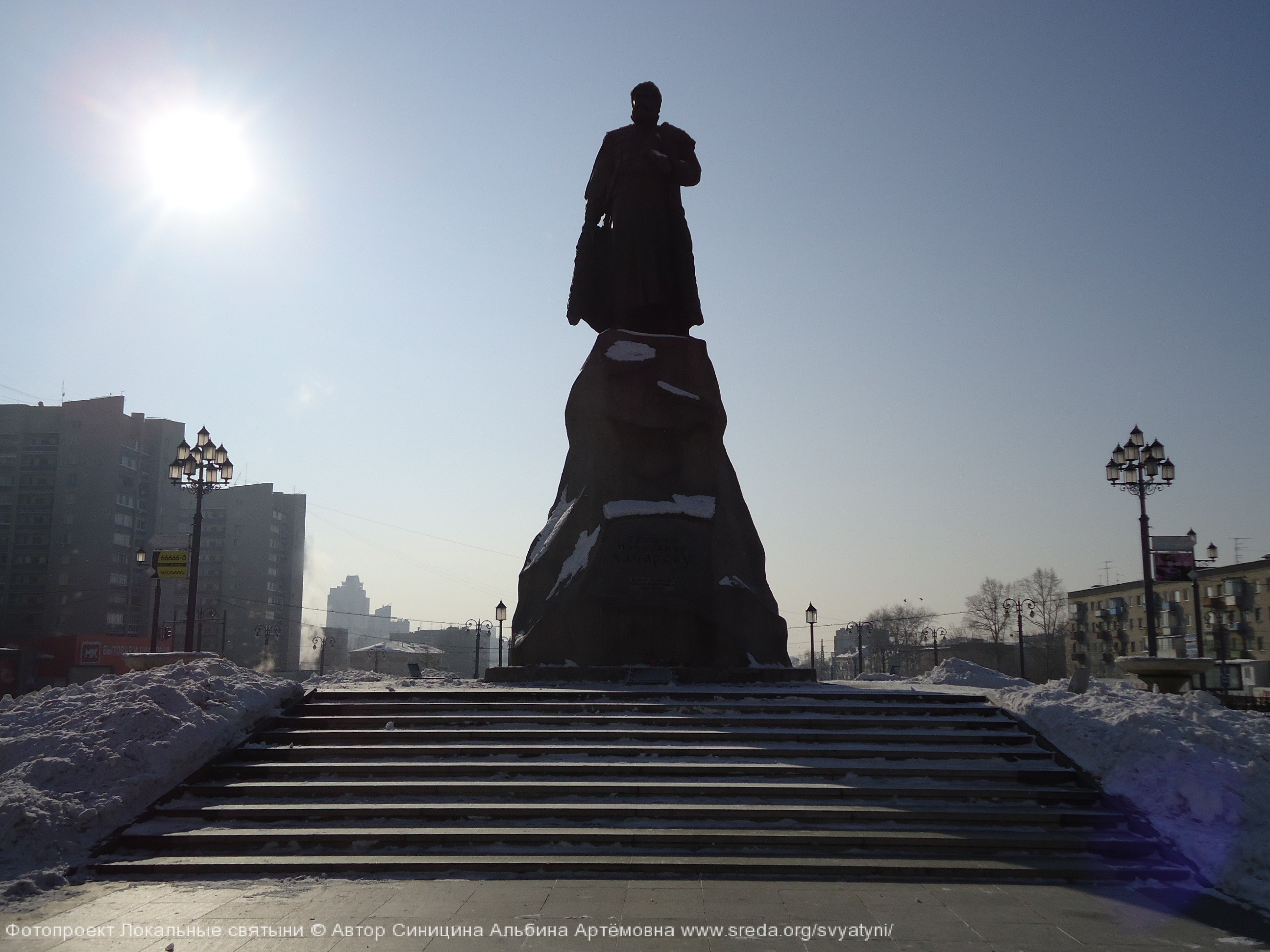 В центре Привокзальной площади г.Хабаровска воздвигнут памятник русскому землепроходцу.