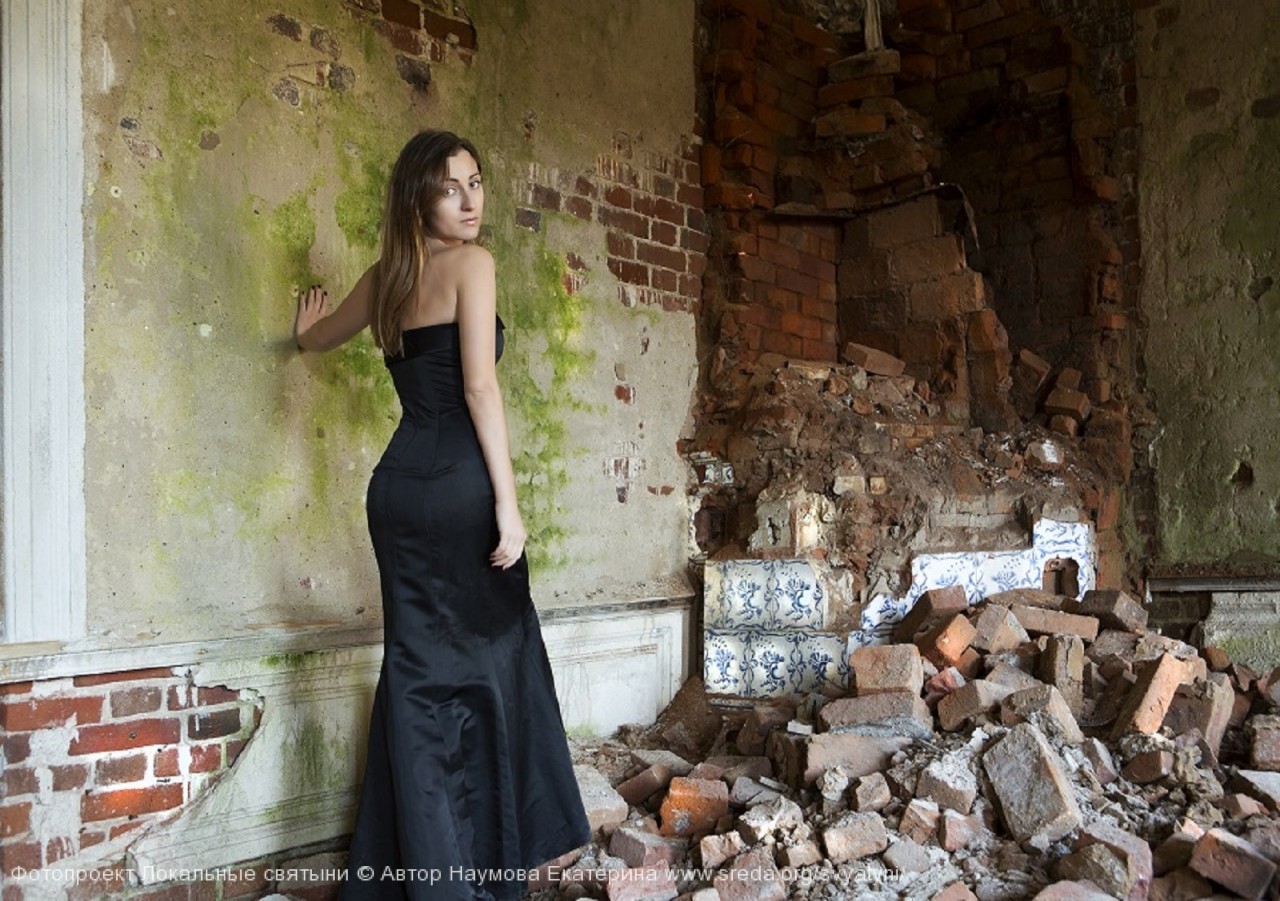 Голая девушка у развалин здания
