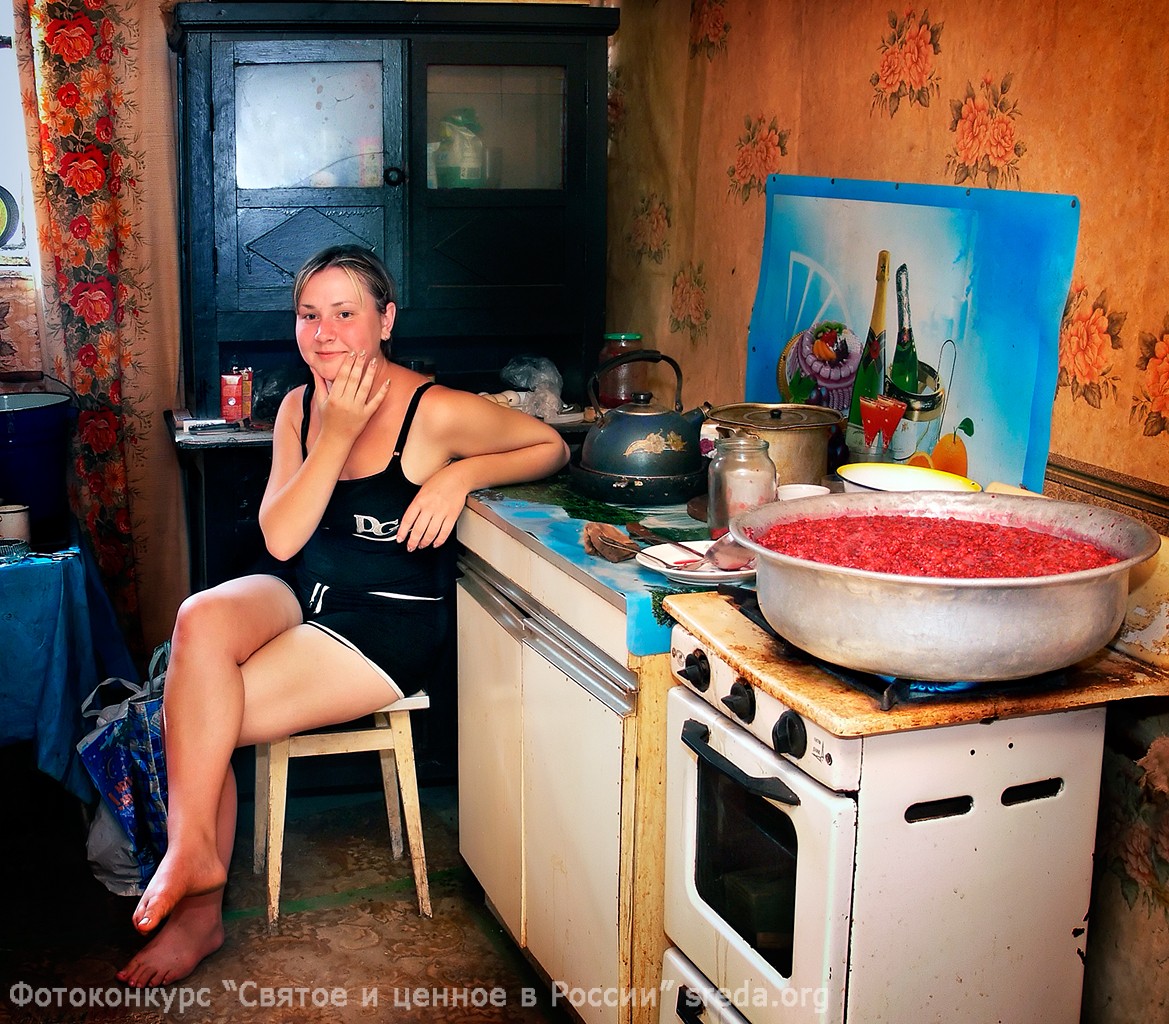 Русская тетя на кухне