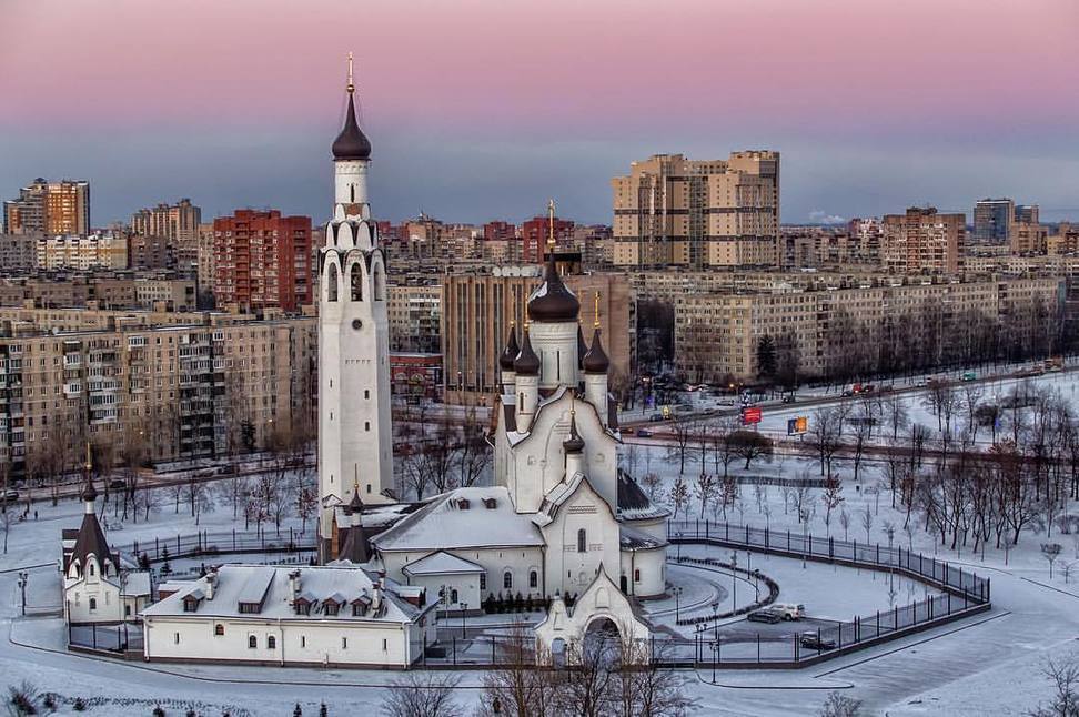 Храм в честь апостола петра. Храм апостола Петра Санкт-Петербург. Храм Петра апостола в Петербурге. Храм Святого первоверховного апостола Петра. Парк Строителей Санкт-Петербурга.